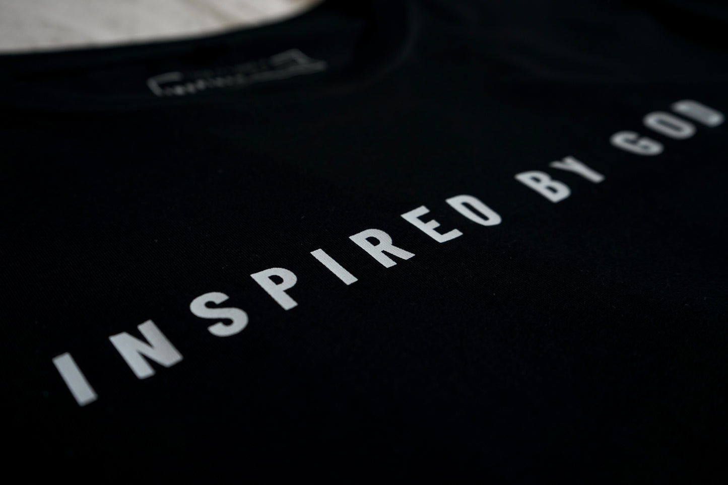 "Inspired by God" - camiseta negra 